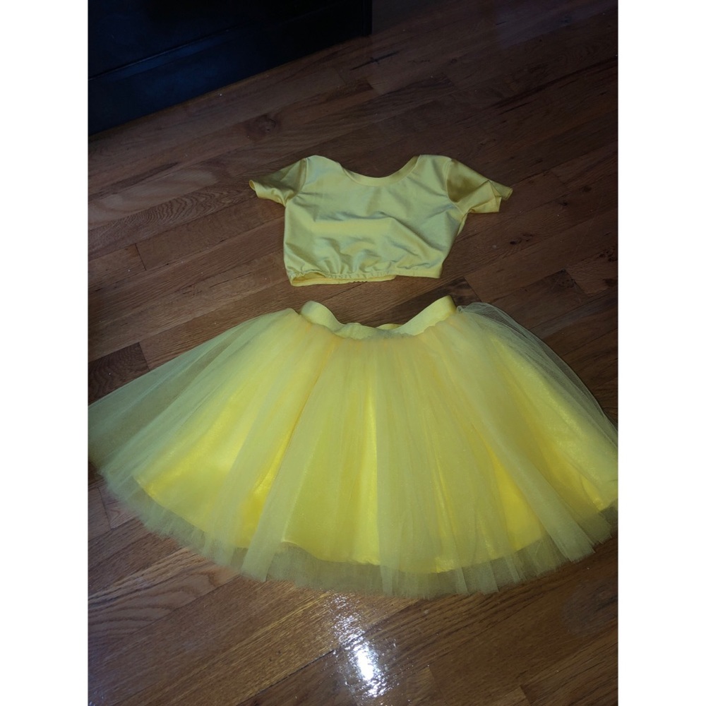 Girls Yellow crop top and tutu skirt